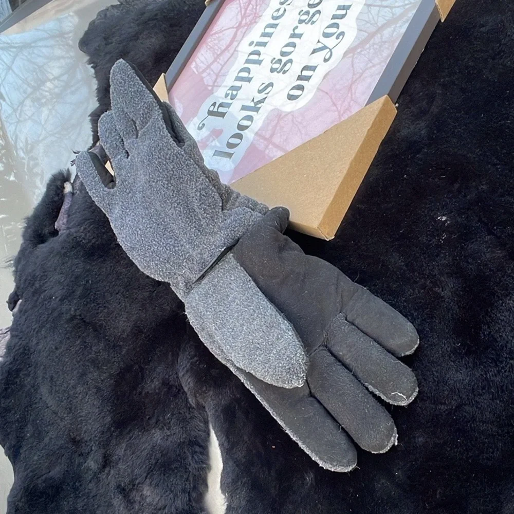 NWOT Heat Saver Gray and Black Fleece Gloves Lined Small Boys 5